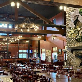 Farmhouse Restaurant - Dining area - Desserts Near Me - Fair Oaks, Indiana