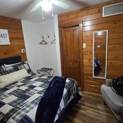 Babbling Brook Cottages - Bedroom of The Toasted Marshmallow Cottage
