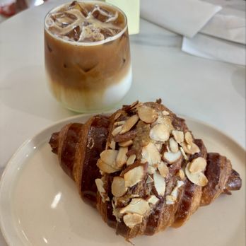Un Attimo Coffee - Pistachio latte and almond croissant - Coffee & Tea Near Me - Plantation, Florida Un Attimo Coffee - Pistachio latte and almond croissant - Coffee & Tea Near Me - Plantation, Florida
