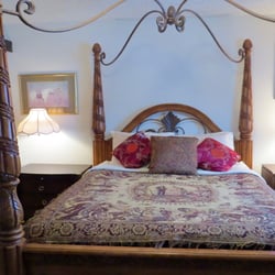 Riverwood at Lake Roosevelt - The Ponderosa room has a 4-poster bed and its own bathroom with shower and tub.