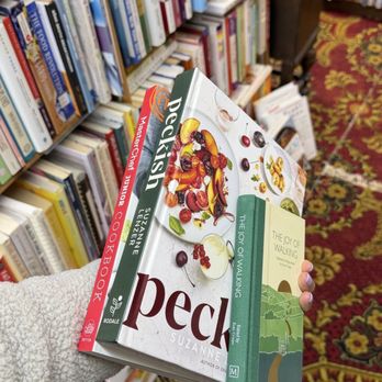 Robert's Bookshop - Great finds! - Bookstores Near Me - Lincoln City, Oregon