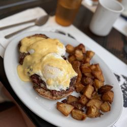 The Wee Packet Restaurant & Gift Shoppe - Irish Benedict -- good homemade hash, eggs and hollandaise were perfect