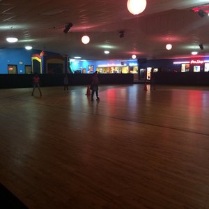 Decatur Skate Skating Rinks - GOLDEN GLIDE - 12 Photos & 28 Reviews - 2750 Wesley ...