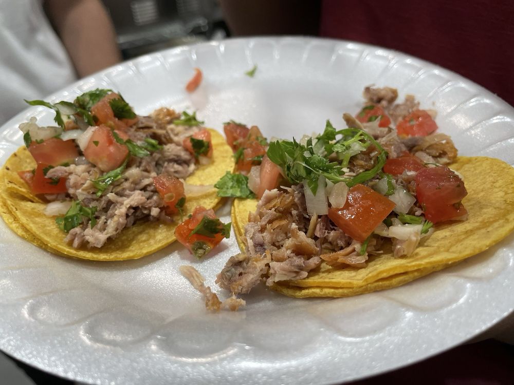 Carnitas el pariente mexican food Logo