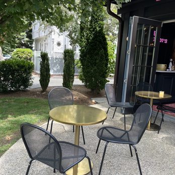 Mrs London’s - Outdoor seating - Cafes Near Me - Westport, Connecticut