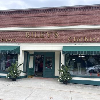 Riley's - Front entrance - Men's Clothing Near Me - Hudson, Ohio