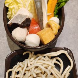 Assorted vegetable basket with udon Assorted vegetable basket with udon