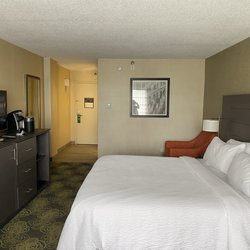 Holiday Inn Express & Suites Charlottesville - Kings Royale suite