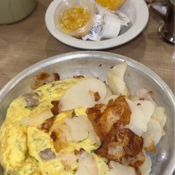 Lou Mitchell's - Breakfast & Brunch Near Me - Chicago, Illinois