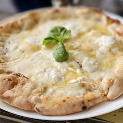 Hortus Pompei - Quattro Formaggio pizza