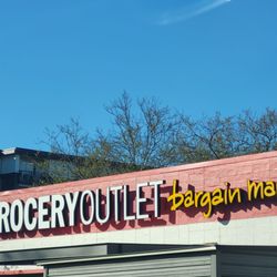 Grocery Outlet - Entryway of store