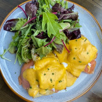 H Cafe - Eggs Benedict with salmon - Breakfast & Brunch Near Me - Los Angeles, California