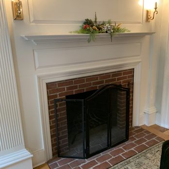 Compass Rose Inn - Fireplace in first room of rental suite - Hotels Near Me - Newburyport, Massachusetts Compass Rose Inn - Fireplace in first room of rental suite - Hotels Near Me - Newburyport, Massachusetts
