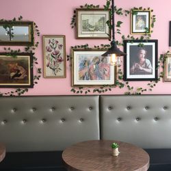 Chloe’s - Indoor decor