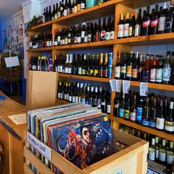 Table Bar - Wine wall and record sale