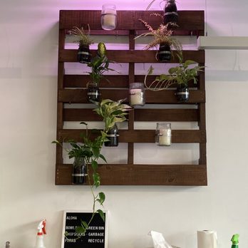 Umami Poke - Simple but nice decor. - Hawaiian Near Me - Toronto, Ontario