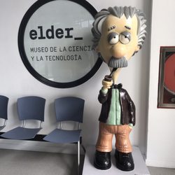 Museo Elder de la Ciencia y la Tecnologia - Entrance statue