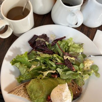Café Saint-Régis - Avocado toast with poached egg - French Near Me - Paris, 75