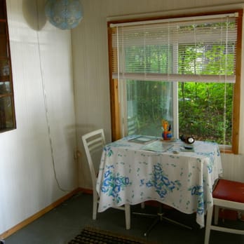 Firefly Cottages - Quaint porch. - Guest Houses Near Me - Sturgeon Bay, Wisconsin