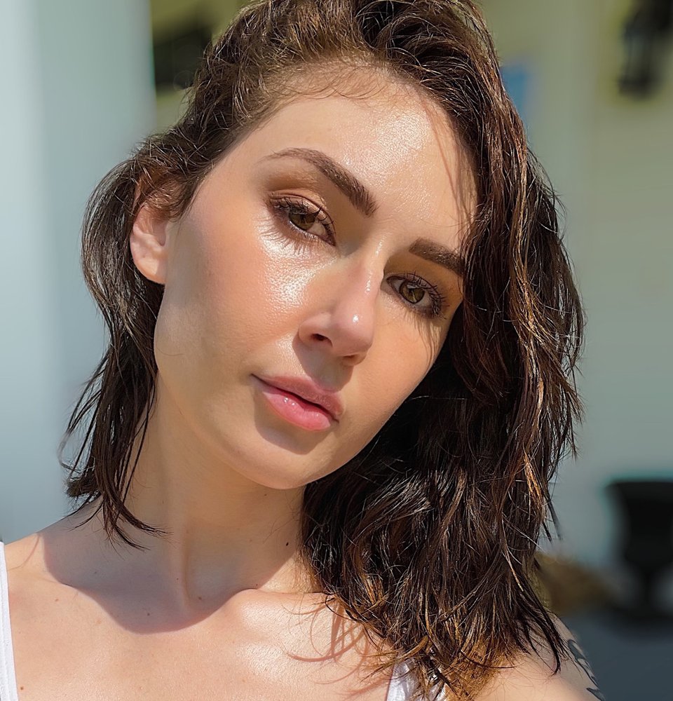 B. Beauté Studio Logo