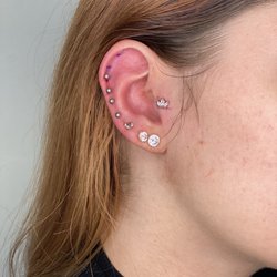 Piercing Miracles - Filling up this beauty's ear with 8MM titanium Barbells