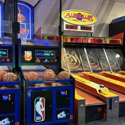 Chuck E. Cheese - Retro games