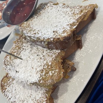 Broken Yolk Cafe - Classic French Toast - Breakfast & Brunch Near Me - Fullerton, California