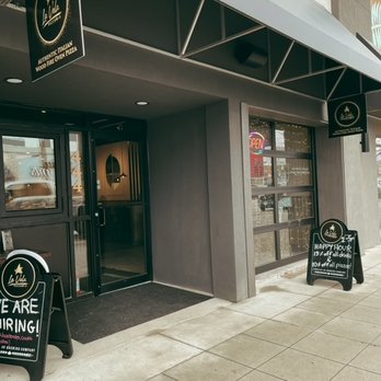 La Vela Pizzeria - the entrance to the restaurant - Italian Near Me - Kelowna, British Columbia