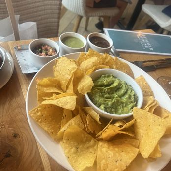 Summer House Santa Monica - Signature Guacamole - American Near Me - Chicago, Illinois