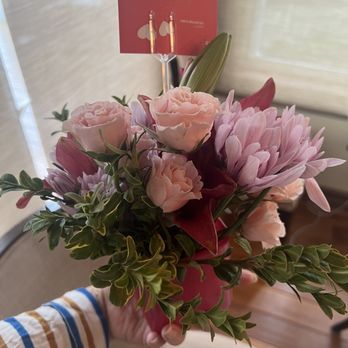 Olas Flower - The world's tiniest bouquet - NOT $100 worth of flowers - delivered 1 day late - Florists Near Me - Bothell, Washington