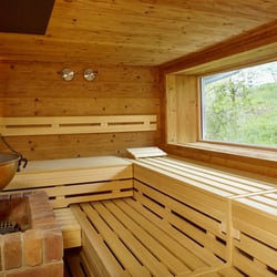MANA LISA Boutiquehotel - Die Kräutersauna mit Blick auf die Streuobstwiese