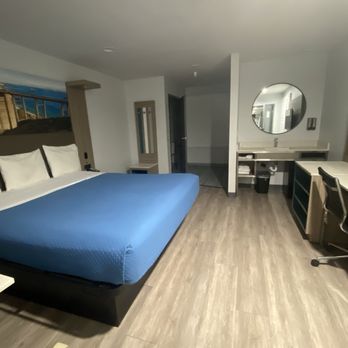Pico Rivera Inn & Suites - Room with king size bed (the sink, shower, and toilet are separate). - Hotels Near Me - Pico Rivera, California Pico Rivera Inn & Suites - Room with king size bed (the sink, shower, and toilet are separate). - Hotels Near Me - Pico Rivera, California