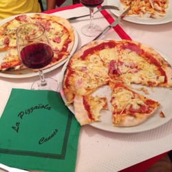 Xavier La Pizzaiola - Hawaiian & Reine pizza with a little chianti ;)