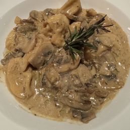 Fagottini al Fagottini Porcini (Cognac Cream, Truffle Oil) Fagottini al Fagottini Porcini (Cognac Cream, Truffle Oil)