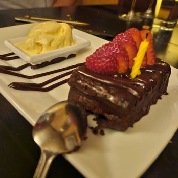 Vino Wine & Tapas Room - Wine Bars Near Me - Tarzana, California