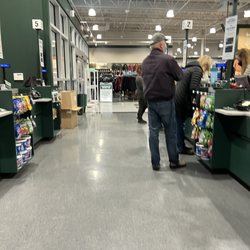 DICK'S Sporting Goods - Single queue checkout.