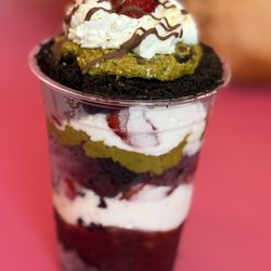 Odd Cookie Bakery - Strawberry Dubai chocolate cake cup