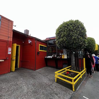 Barbara's Fishtrap - Outside - Seafood Near Me - Half Moon Bay, California