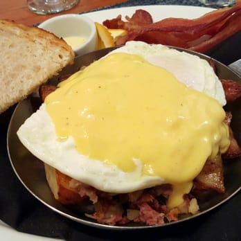 1890 at the Arcade - Corned beef hash skillet (bacon's extra) - American Near Me - Cleveland, Ohio