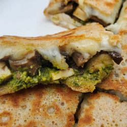 V&V Delicious Crepes - Chicken pesto crepe, minus chipotle sauce plus mushrooms