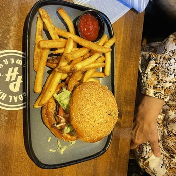 Pedal Haus Brewery - Classic Cheeseburger - Breweries Near Me - Tempe, Arizona