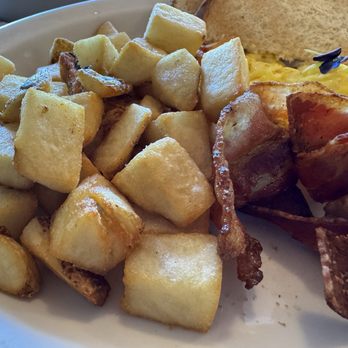 Paloma’s Restaurant - All American Breakfast - Latin American Near Me - Old Orchard Beach, Maine