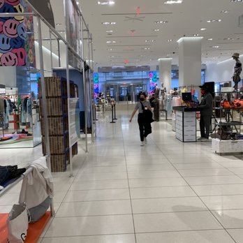 Nordstrom NYC Flagship - Empty store on a Saturday afternoon - Department Stores Near Me - New York, New York Nordstrom NYC Flagship - Empty store on a Saturday afternoon - Department Stores Near Me - New York, New York