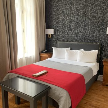 Hôtel Bonaparte - Bedroom - Hotels Near Me - Montreal, Quebec Hôtel Bonaparte - Bedroom - Hotels Near Me - Montreal, Quebec