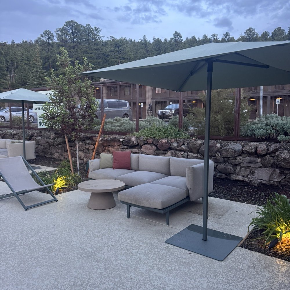 Trailborn Grand Canyon - Pool seating - Hotels Near Me - Williams, Arizona