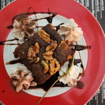 Louis-Diner - Walnut Brownie - Burgers Near Me - Gera, TH Louis-Diner - Walnut Brownie - Burgers Near Me - Gera, TH