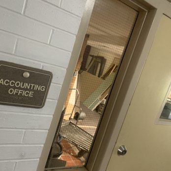 Days Inn & Suites by Wyndham Elyria - Room of clutter - Hotels Near Me - Elyria, Ohio