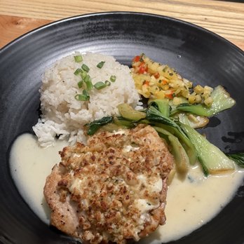 Monkeypod Kitchen - Macadamia Nut Crusted Mahi Mahi - New American Near Me - Lahaina, Hawaii