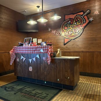 Lou Malnati's Pizzeria - Pizza Near Me - Midway, Illinois