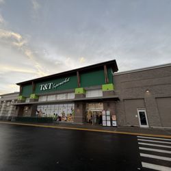 T&T Supermarket - Grand entrance
